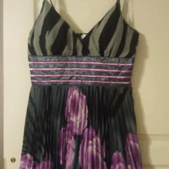 Beautiful Dress knee lenght on a 5 foot 3 person - Picture 2 of 5